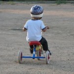 gambar-anak-bermain-sepeda-roda-tiga