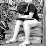 anak remaja termenung