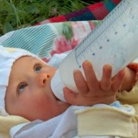 868023_newborn_drinking_milk