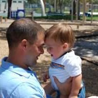 balita-laki-laki-belajar-dari-ayah