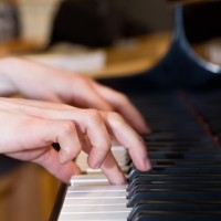 manfaat-mainan-keyboard-musik