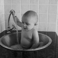 Membasuh Tubuh Bayi Dengan Air Hangat Sebelum Tidur